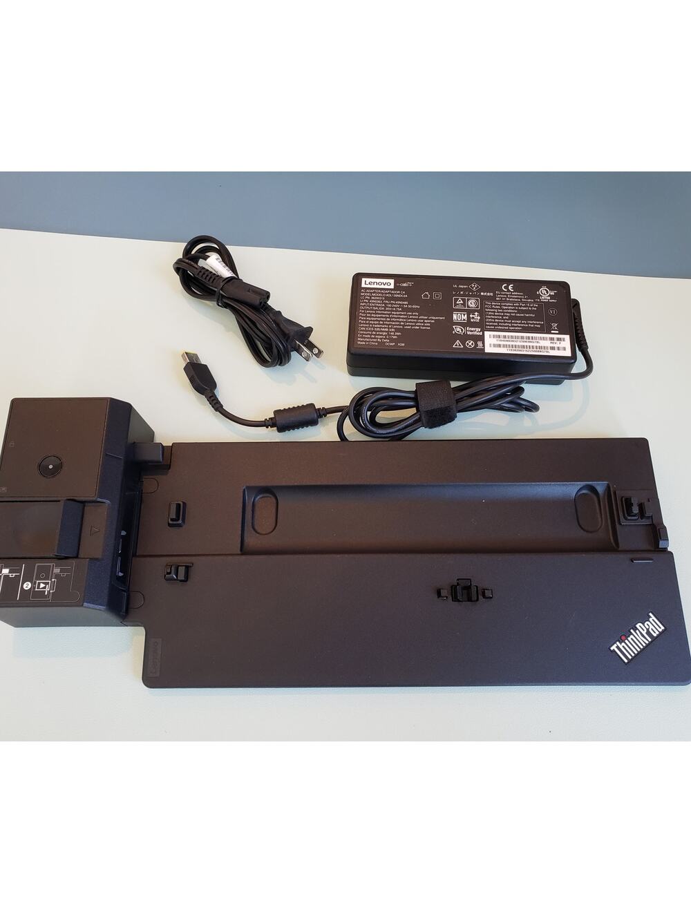 Lenovo ThinkPad Ultra Docking Station Type 40AJ with 135W AC Power Adapter